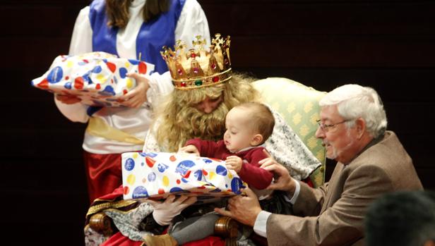 Un centenar de niños reciben a los Reyes Magos del Colegio de Aparejadores