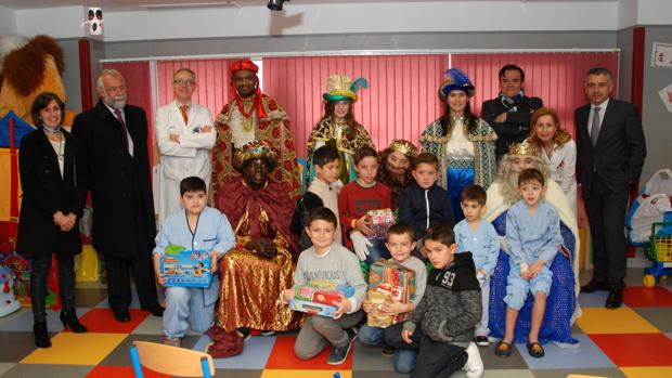 Los Reyes Magos visitan a los niños del hospital de Talavera