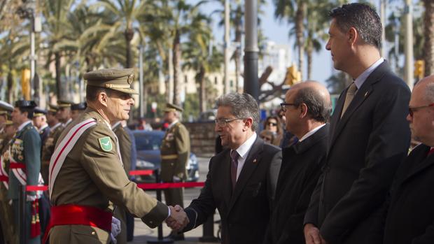 GarcíaAlbiol (der.), esta mañana en la recepción de la Pascua Militar en Barcelona