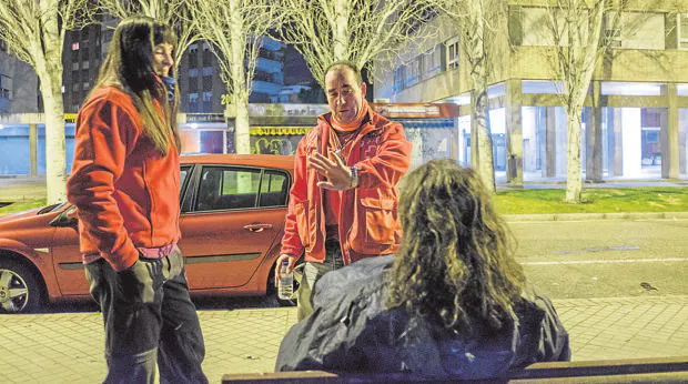 María y Salva conversan con Marcelo, que ya esperaba su llegaba sentado en un banco