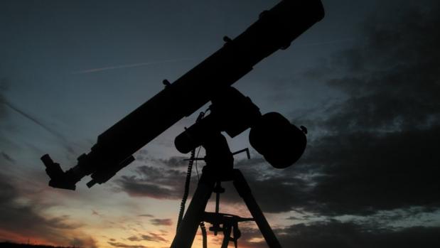 Telescopio en un atardecer