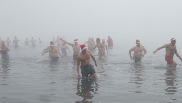 Una treintena de bañistas desafían a las gélidas temperaturas en Villafranca de los Caballeros