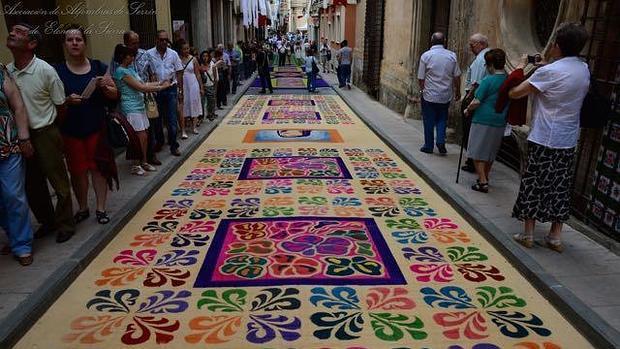 Alfombra de serrín en una calle de Elche de la Sierra