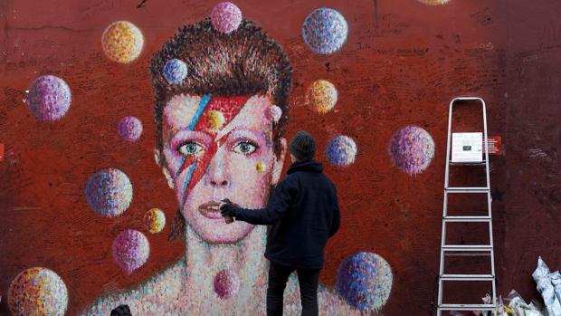 El artista australiano James Cochran retoca su mural dedicado a Bowie en Brixton