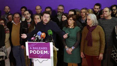 Alberto Jarabo (c), durante la rueda de prensa