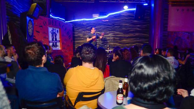 Un humorista prueba su monólogo en el «open mic» del Paso de la Cebra, en Vallecas