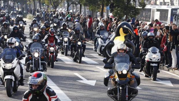 Miles de motoristas recorren las calles de Valladolid durante la concentración motera «Pingüinos»
