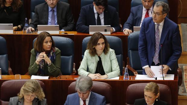 De pie, el portavoz del PP, Enrique Ossorio; en la misma fila dos asientos a la derecha, Elena González Moñux, actualmente de baja
