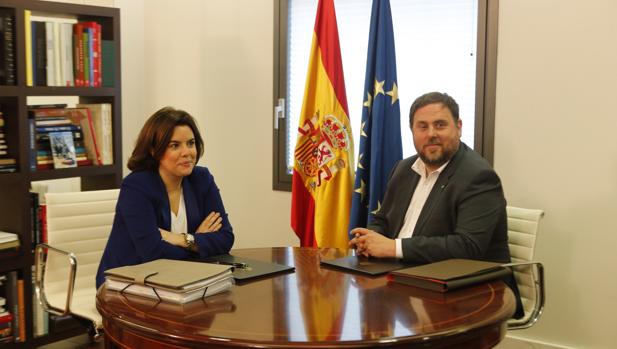 Santamaría y Junqueras, el pasado mes de abril durante la reunión que mantuvieron en Madrid