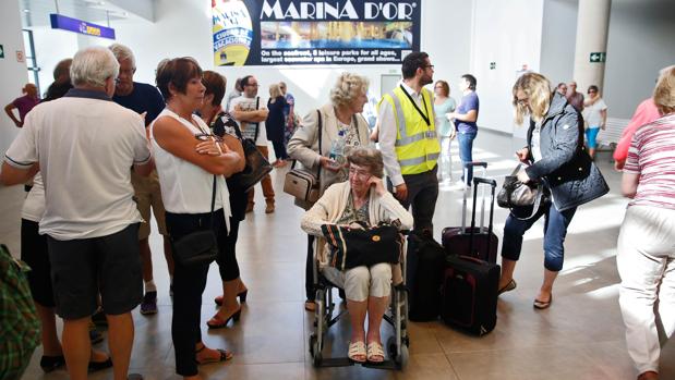 Imagen de un grupo de viajeros en el aeropuerto de Castellón