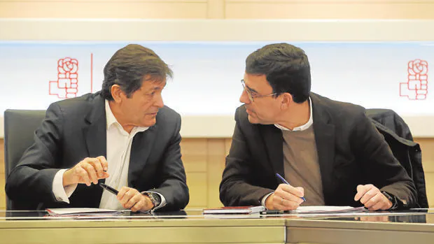 Javier Fernández y Mario Jiménez durante una reunión de la gestora socialista