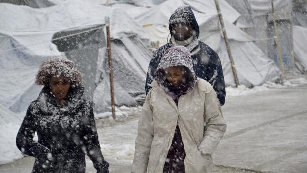 Varios refugiados caminan bajo la nieve en el campamento de refugiados de Moria, en la isla de Lesbos