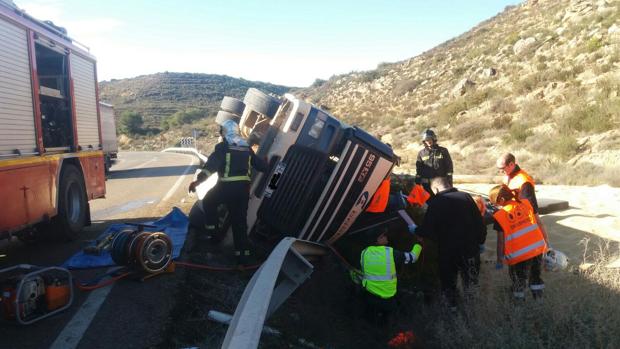 El cuerpo del conductor fue rescatado por los bomberos