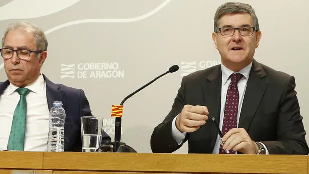 El portavoz del Gobierno aragonés, Vicente Guillén, junto al consejero de Hacienda, Fernando Gimeno