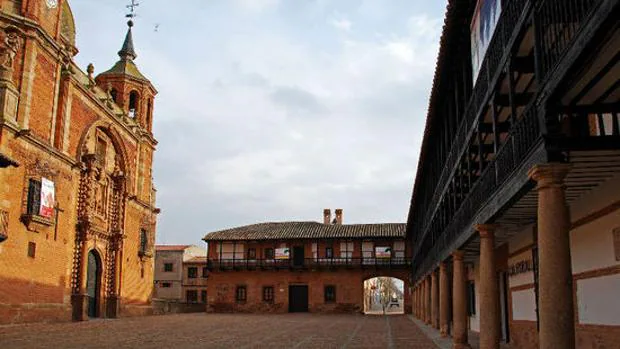 Plaza Mayor de San Carlos del Valle, con la iglesia a la izquierda