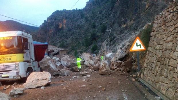 Los desprendimientos de rocas obligarán a tener cortada la carretera varios meses