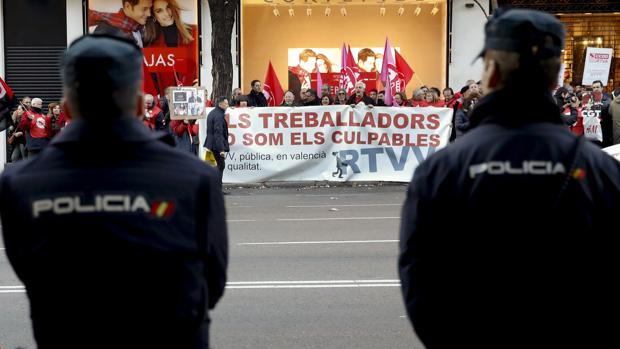 Imagen de la concentración de los trabajadores de RTVV ante la Audiencia Nacional