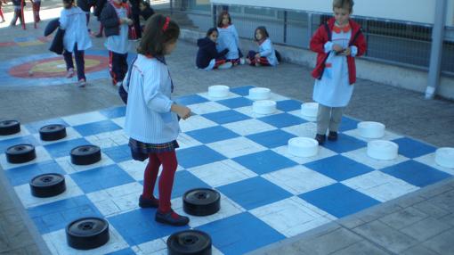 Un colegio de Toledo recupera juegos populares en el patio del recreo