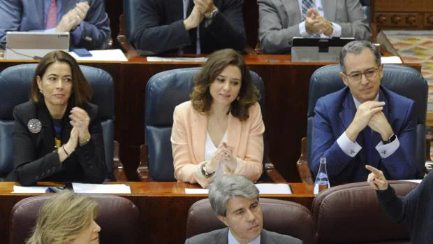 De pie, el portavoz del PP, Enrique Ossorio; en la misma fila dos asientos a la derecha, Elena González Moñux, actualmente de baja