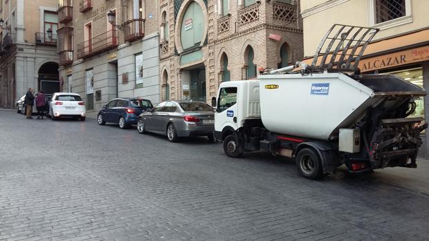 Cinco vehículos, estacionados en la parada de los autobuses urbanos donde los usuarios se apean en la plaza de Zocodover-+