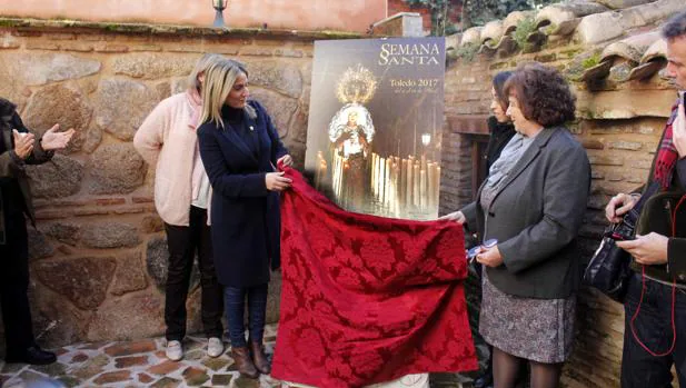 La alcaldesa descubre el cartel de la Semana Santa de Toledo 2017