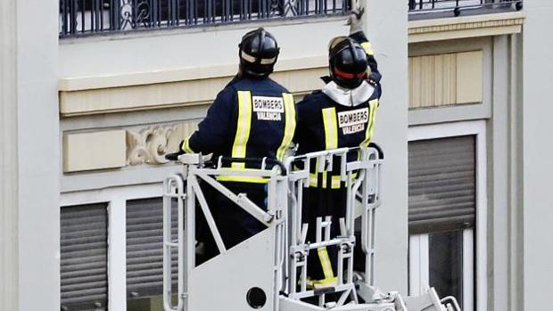 Dos bomberos durante una intervención de emergencias en Valencia