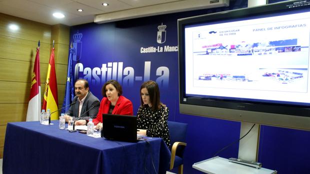 El presidente regional de Hostelería, Alfonso Silva; la consejera de Economía, Patricia Franco; y la directora general de Turismo, Isabel Fernández