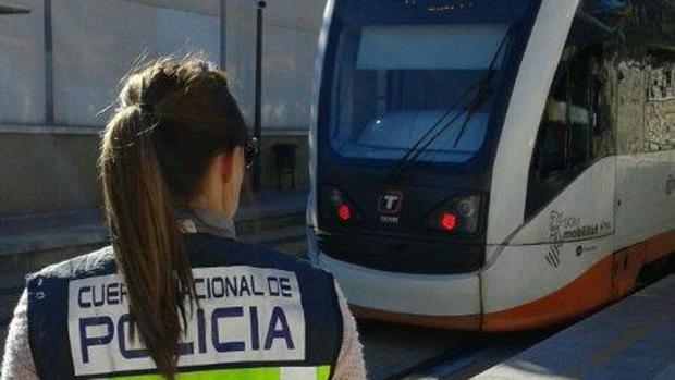 Una agente frente al tranvía TRAM de Alicante