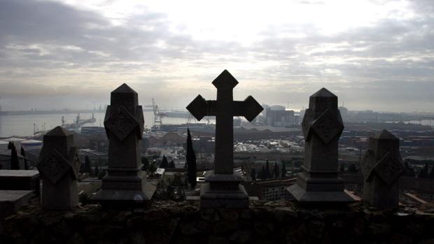 Vista del puerto de Barcelona desde el cementerio de Montjuïc