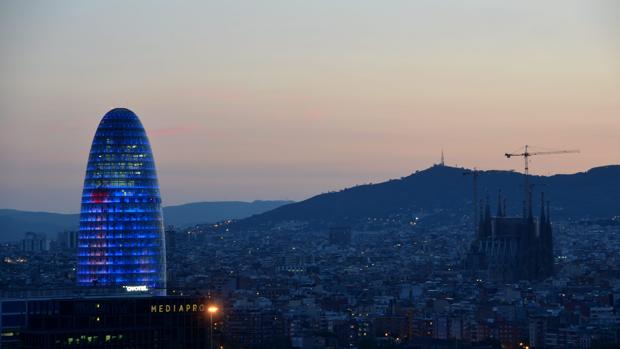 Una imagen de la Torre Agbar, con la Sagrada Familia al fondo