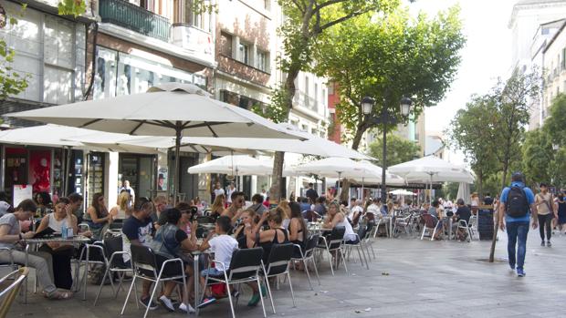 Terrazas instaladas en la madrileña calle de la Montera