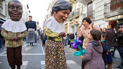 Imagen de los cabezudos de la cabalgata celebrada hoy en Valencia