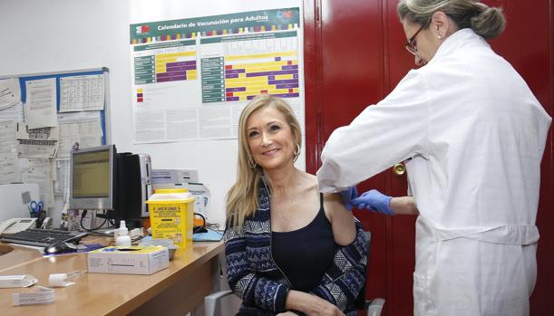 La presidenta de la Comunidad de Madrid, Cristina Cifuentes, vacunándose contra la gripe