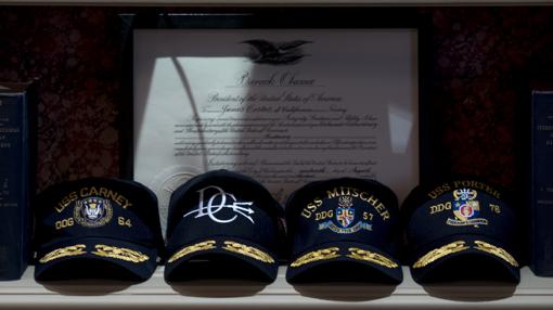 Gorras de buques de la US Navy que ha visitado en Rota