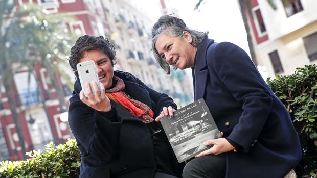 Imagen de las dos valencianas haciéndose un selfie