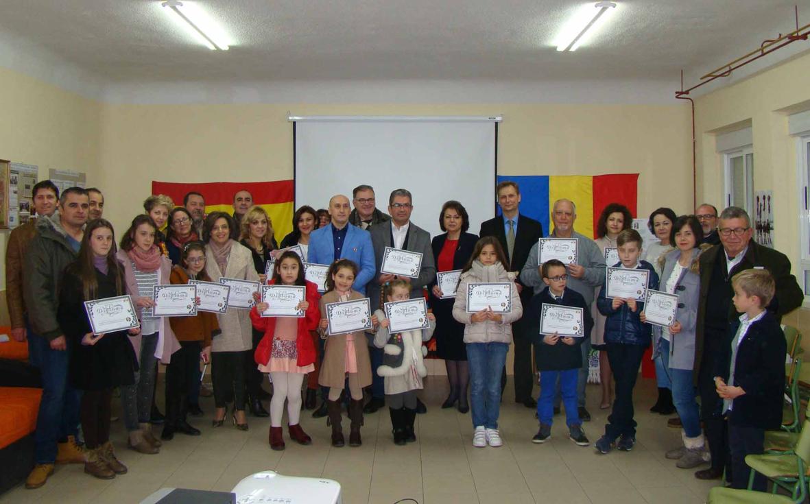 Foto de familia de todos los participantes en la celebración