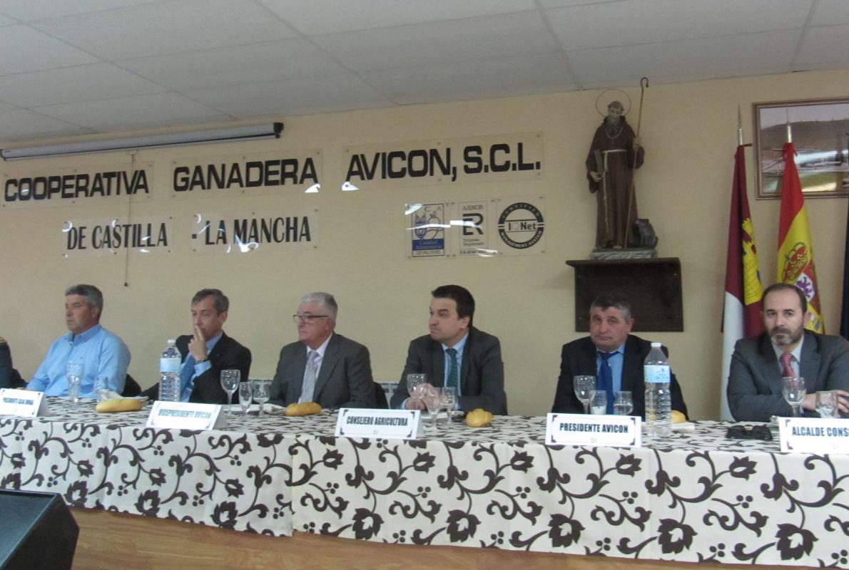 Mesa presidencial con el consejero, el presidente de Caja Rural, el presidente de Avicon y el alcalde de Consuegra