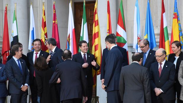 García-Page conversa con Su Majestad el Rey antes de la foto oficial en el Senado