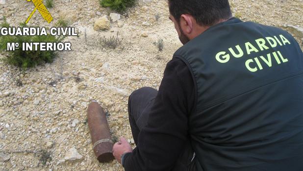 Un vecino encuentra un proyectil de artillería de la guerra civil en un paraje de Requena