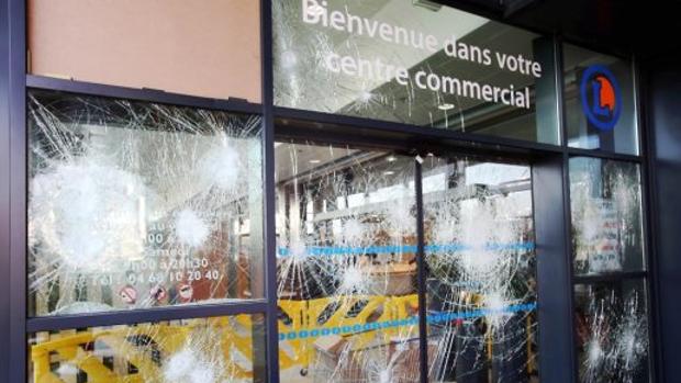 Supermercado asaltado por el CAV, la misma organización que ha volcado el camión de vino español