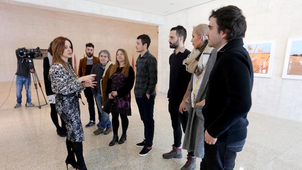 Clemente conversa con algunos de los becados en las Cortes