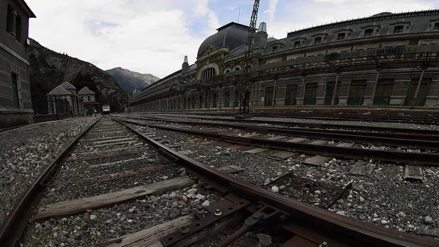 Aragón pide ayuda al Gobierno central para reabrir el tren internacional de Canfranc