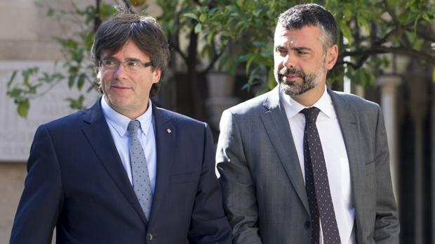 Puigdemont, junto a su consejero de Cultura, Santi Vila