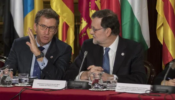 Feijóo habla con Mariano Rajoy durante la reunión de la Conferencia de Presidentes, ayer en el Senado