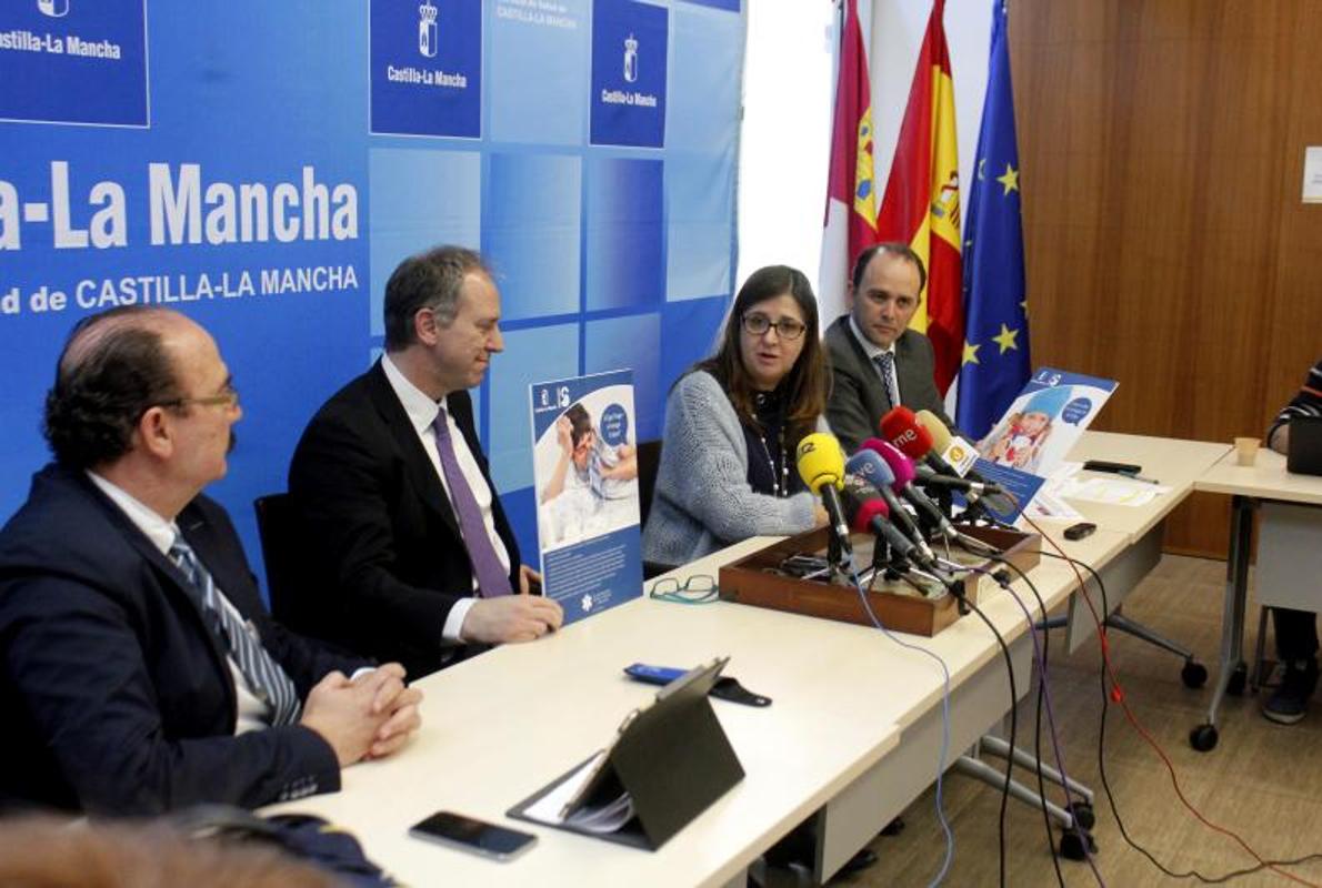 Regina Leal y Juan Jorge González (en el centro) durante la rueda de prensa