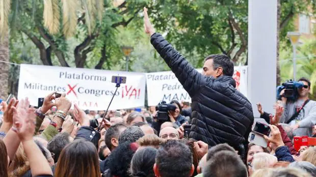 Pedro Sánchez durante un acto con militantes en Valencia