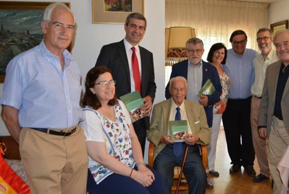 El coronel Miranda con sus cinco hijos, el presidente de la Diputación de Toledo, Álvaro Gutiérrez, y el consejero de Cultura, Ángel Felpeto