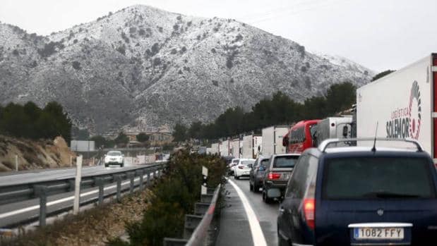 Atasco de vehículos inmovilizados en la autovía cerca de Alicante