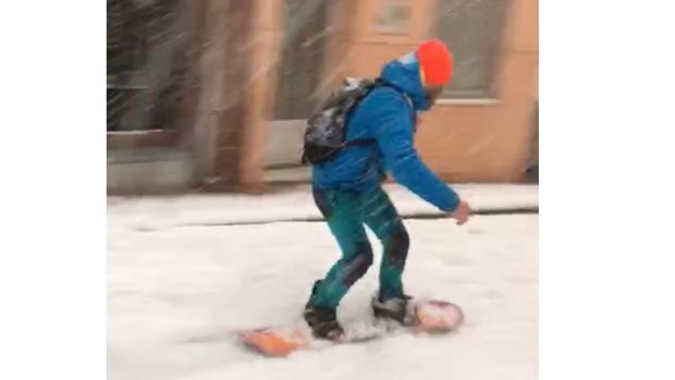 El vídeo de un vecino haciendo «snowboard» en las calles de Ibi que se ha hecho viral