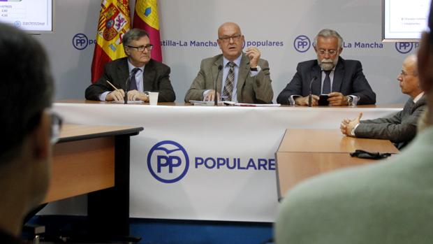 Arturo García-Tizón, Emilio Bravo y Jaime Ramos, ayer durante la rueda de prensa en Toledo